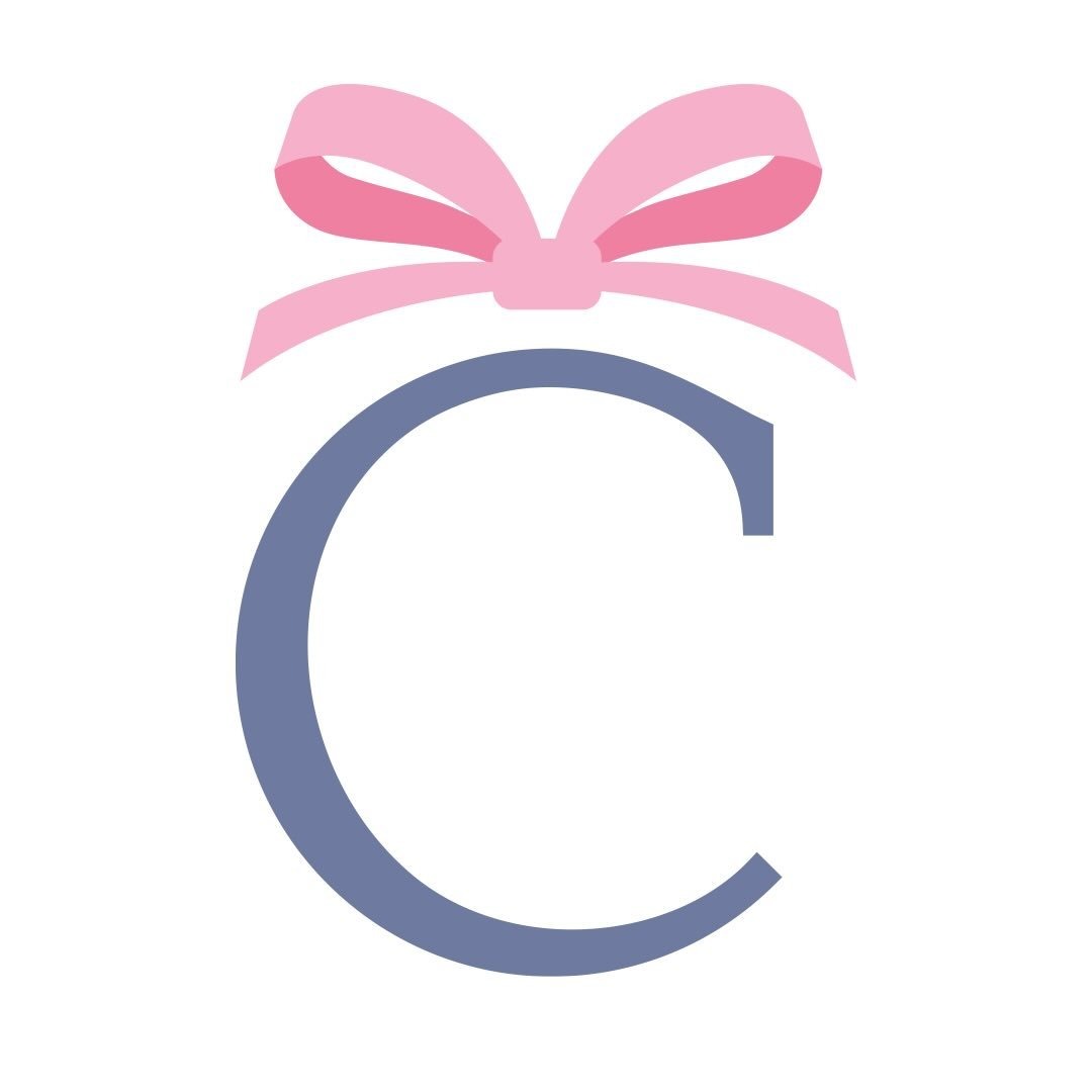 Monograma de Chez Christophe, una C en azul acero con un lazo rosado