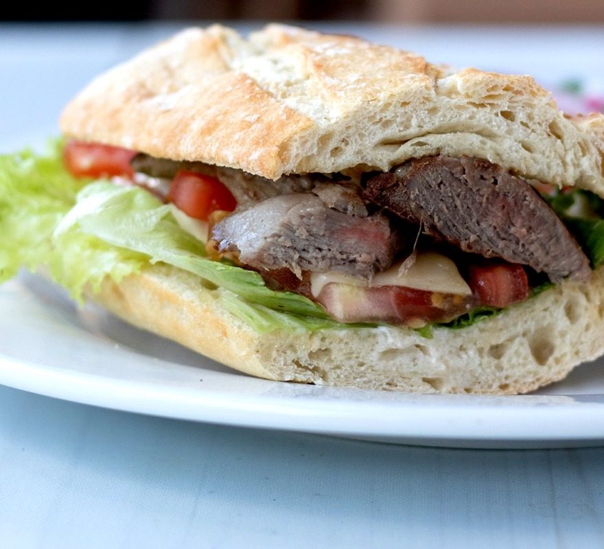 Sándwich de lomito en pan ciabatta con tomate y lechuga